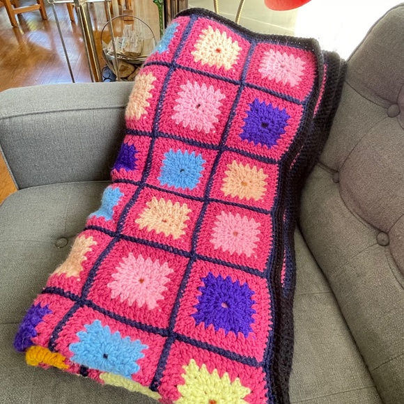 Vintage 70s afghan, pink, blue granny squares throw - Picture 5 of 6